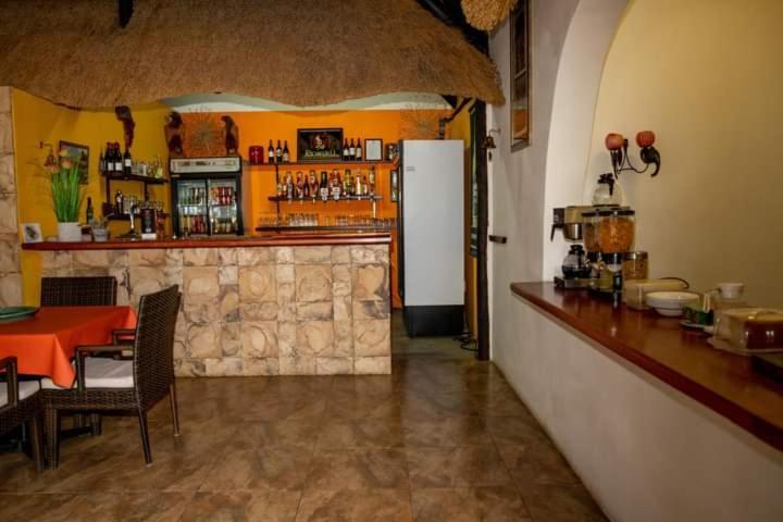 Lion'S Den Guesthouse Otjiwarongo Extérieur photo